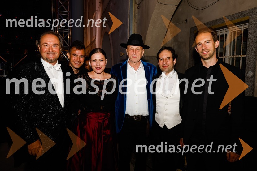  Patrik Greblo, dirigent;  Omar Naber, glasbenik;  Nuška Drašček, pevka;  Vlado Kreslin, glasbenik;  Simon Krečič, umetniški direktor Opere SNG Maribor;  ... Otvoritev nove strehe v Poletnem gledališču Križank