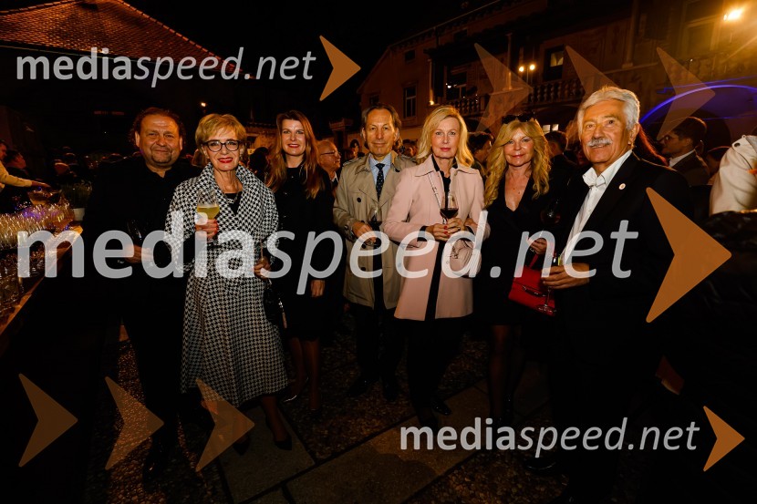  Darko  Brlek, direktor in umetniški vodja, Festival Ljubljana;  Metka  Premerl, slavistka;  ... ;  ... ;  ... ;  Darja Kuhar Kotnik, soustanoviteljica in podpredsednica Društva za zdravje naroda;  Rajko Kotnik, državni pravobranilec, bivši predsednik Lions Ljubljana RožnikOtvoritev nove strehe v Poletnem gledališču Križank