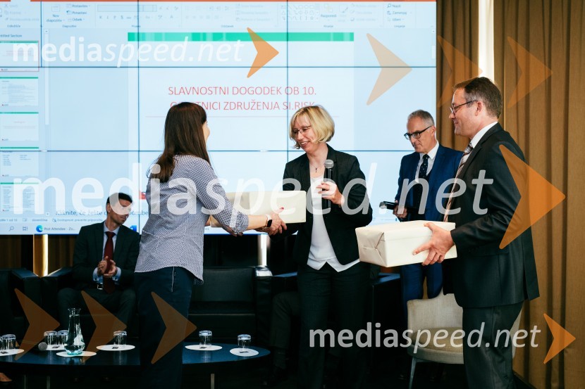  Eva Grden, članica upravnega odbora Združenja SI. RISK;  Maja Šušteršič, vodja oddelka zavarovanj na Petrolu in predsednica Združenja S. I. RISK;  Igor Evgen Bergant, novinar in TV voditelj; mag. Klemen Potisek, državni sekretar, Ministrstvo za infrastrukturo Deseta obletnica društva SI.RISK