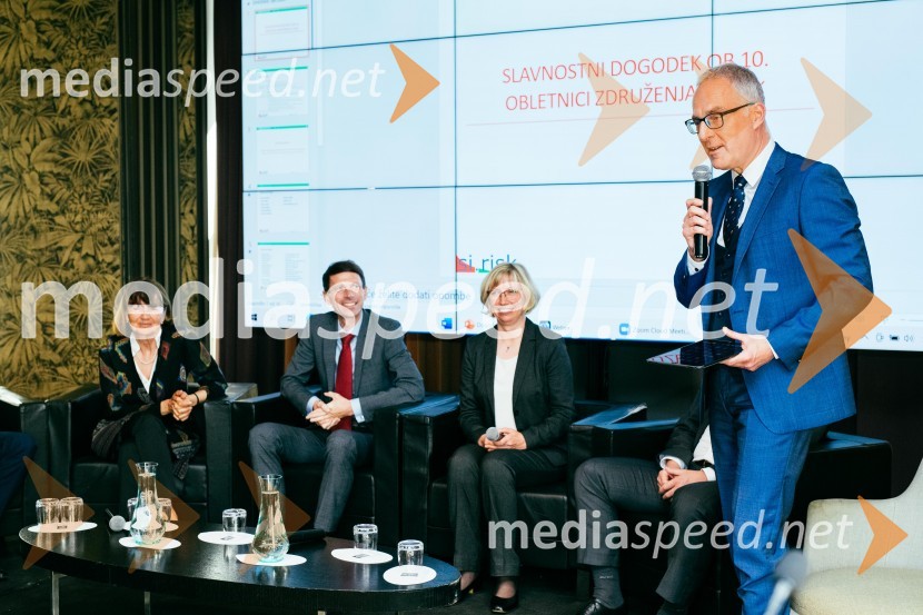 prof. dr. Lučka Kajfež Bogataj, klimatologinja, profesorica na Biotehniški fakulteti v Ljubljani; mag. Gorazd Jenko, izvršni direktor, Zavarovalnica Triglav d.d.;  Maja Šušteršič, vodja oddelka zavarovanj na Petrolu in predsednica Združenja S. I. RISK;  Igor Evgen Bergant, novinar in TV voditeljDeseta obletnica društva SI.RISK