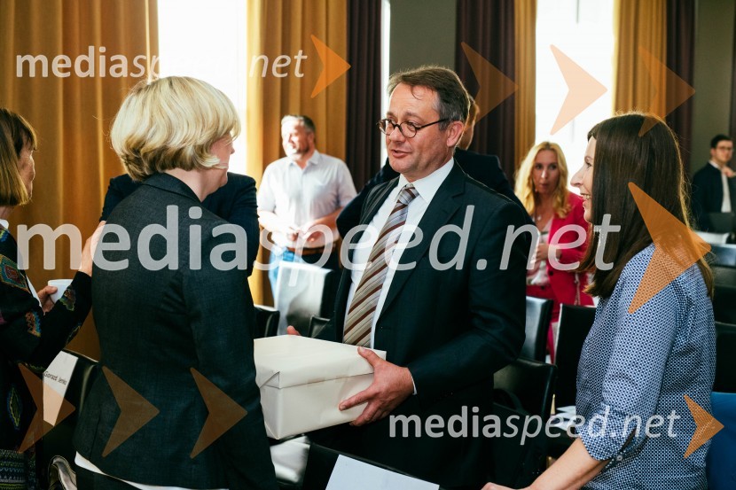  Maja Šušteršič, vodja oddelka zavarovanj na Petrolu in predsednica Združenja S. I. RISK; mag. Klemen Potisek, državni sekretar, Ministrstvo za infrastrukturo ;  Eva Grden, članica upravnega odbora Združenja SI. RISKDeseta obletnica društva SI.RISK