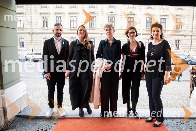  Jernej Pristov, vodja službe za odnose z javnostmi SNG Drama Ljubljana;  Barbara Svetek, vodja službe za marketing SNG Drama Ljubljana;  Vesna Jurca Tadel, v.d. ravnateljice SNG Drama Ljubljana;  Špela  Zorn, vodja programa v SNG Drama;  Ema Peruš, vodja abonmajev SNG Drama LjubljanaVeliki diktator, premiera drame