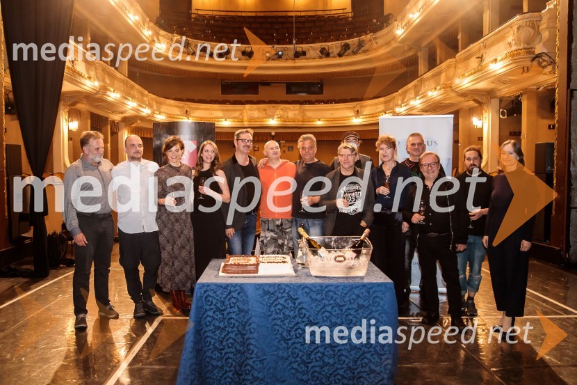  ... ;  Joži Šalej, igralec;  Tina Vrbnjak, igralka;  Eva Jesenovec, igralka;  Jurij  Zrnec, igralec;  Boris Mihalj, igralec;  Valter Dragan, igralec;  Zvone Hribar, igralec;  Vesna Jurca Tadel, ravnateljice SNG Drama Ljubljana;  ... ;  Bojan Emeršič, igralec;  ... ;  ... Veliki diktator, premiera drame