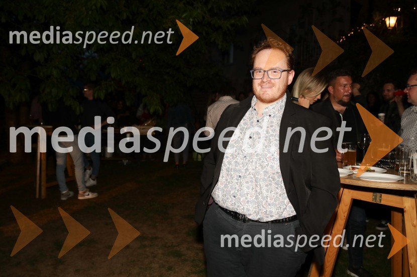  Juš Milčinski, improvizator, programski direktor Doma kulture KamnikZlata piščal 2022, podelitev glasbenih nagrad