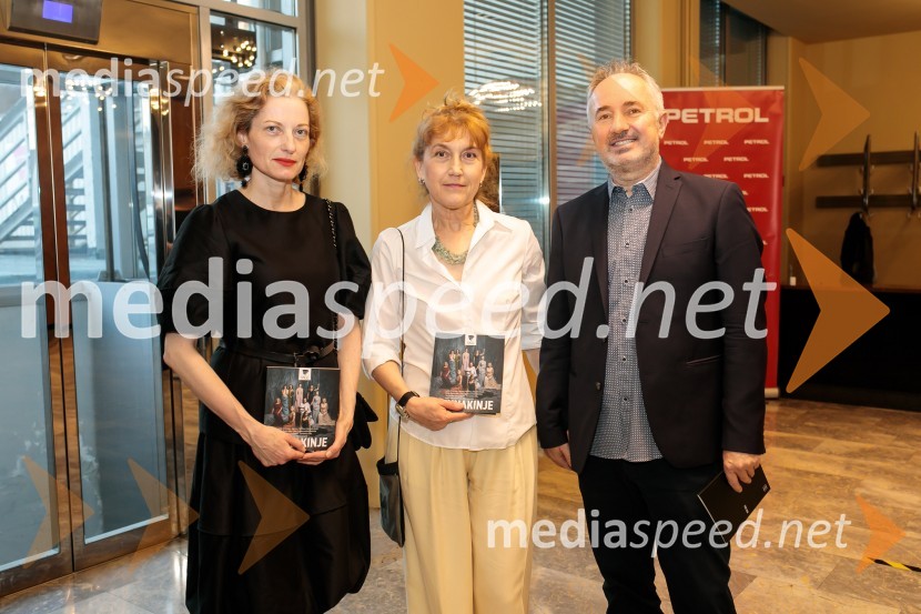  Hermina Kovačič, strokovnjakinja za komuniciranje;  Barbara Hieng Samobor, direktorica in umetniška vodja MGL;  Bojan Kuhar, pomočnik direktorice, Narodna galerijaJunakinje, premiera drame