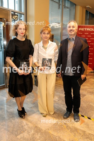  Hermina Kovačič, strokovnjakinja za komuniciranje;  Barbara Hieng Samobor, direktorica in umetniška vodja MGL;  Bojan Kuhar, pomočnik direktorice, Narodna galerijaJunakinje, premiera drame
