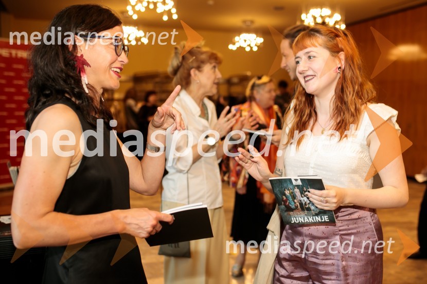  Simona  Belle, služba za stike z javnostmi MGL;  ... Junakinje, premiera drame