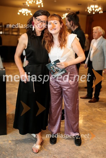  Simona  Belle, služba za stike z javnostmi MGL;  ... Junakinje, premiera drame