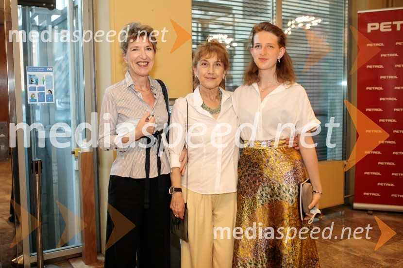  Vesna Jurca Tadel, ravnateljica SNG Drama Ljubljana;  Barbara Hieng Samobor, direktorica in umetniška vodja MGL;  ... Junakinje, premiera drame