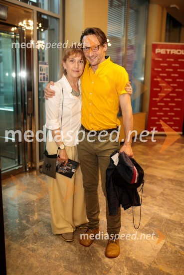  Barbara Hieng Samobor, direktorica in umetniška vodja MGL;  Marko  Mandić, igralecJunakinje, premiera drame