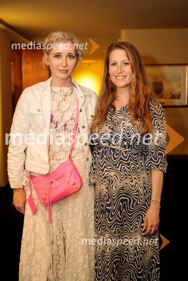  Eva Mahkovic, dramaturginja;  Anja Möderndorfer, plesalkaJunakinje, premiera drame