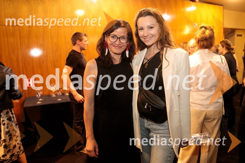  Simona  Belle, služba za stike z javnostmi MGL;  ... Junakinje, premiera drame