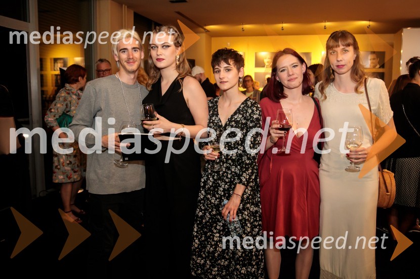  Tilen Oblak, asistent dramaturginje;  Julita Kropec, igralka;  ... ;  ... ;  ... Junakinje, premiera drame