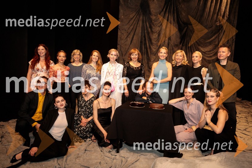  Tina Potočnik Vrhovnik, igralka;  Aleksandar  Popovski, režiser, umetniški direktor Drame SNG Maribor;  ... ;  Viktorija Bencik Emeršič, igralka;  ... ;  Urša  Majcen, igralka;  ... ;  Veronika Železnik, igralka;  Eva Mahkovic, dramaturginja;  Mirjam Korbar, igralka;  Jernej Gašperin, igralec;  Tanja Ribič, igralka;  Judita Zidar, igralka;  Ajda Smrekar, igralka;  Tjaša  Železnik, igralka;  Julita Kropec, igralka;  Kiril Džajkovski, glasbenikJunakinje, premiera drame