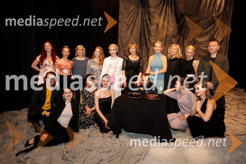  Tina Potočnik Vrhovnik, igralka;  Aleksandar  Popovski, režiser, umetniški direktor Drame SNG Maribor;  Viktorija Bencik Emeršič, igralka;  ... ;  ... ;  Urša  Majcen, igralka;  ... ;  Veronika Železnik, igralka;  Eva Mahkovic, dramaturginja;  Mirjam Korbar, igralka;  Jernej Gašperin, igralec;  Tanja Ribič, igralka;  Judita Zidar, igralka;  Ajda Smrekar, igralka;  Tjaša  Železnik, igralka;  Julita Kropec, igralka;  Kiril Džajkovski, glasbenikJunakinje, premiera drame
