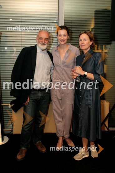 Igralka Ajda Smrekar s stašemaJunakinje, premiera drame