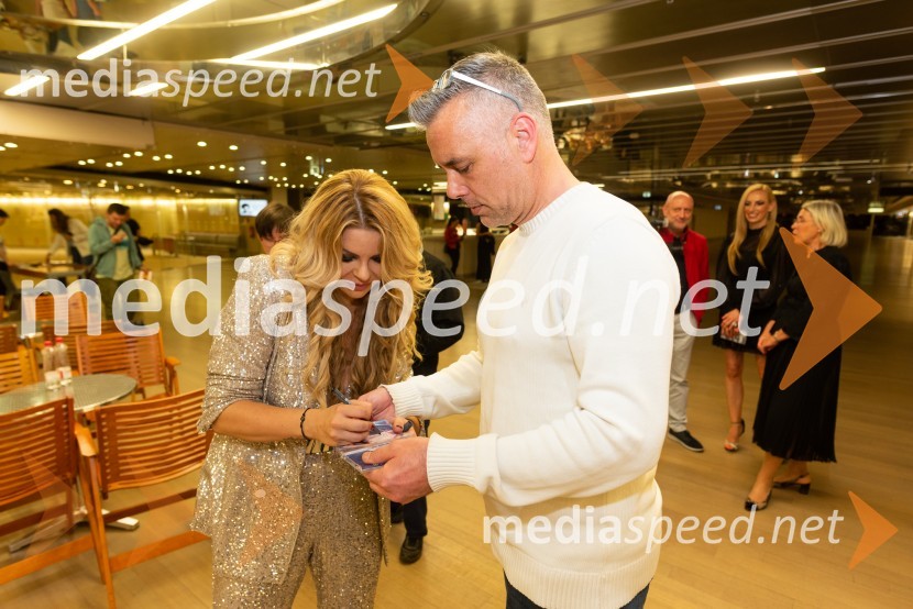  Neža Buh-Neisha, glasbenica;  ... Neisha, veliki koncert in predstavitev nove plošče Dvigam jadra