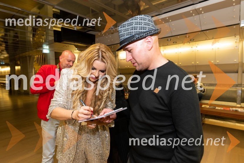  Neža Buh-Neisha, glasbenica;  ... Neisha, veliki koncert in predstavitev nove plošče Dvigam jadra