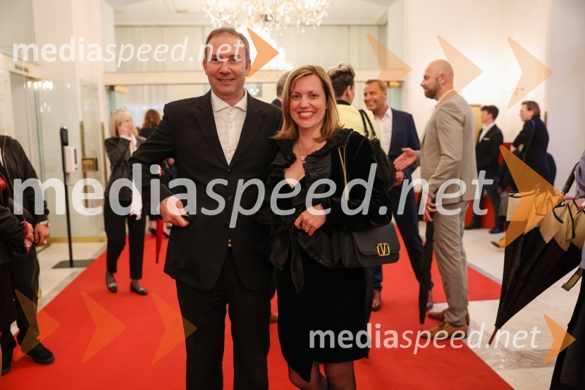 dr. Boštjan Kežmah, sodni izvedenec, cenilec, višji predavatelj, Fakulteta za računalništvo, elektrotehniko in informatiko; dr. Urška Kežmah, Odvetniška pisarna KežmahRigoletto, premiera opere, SNG Maribor