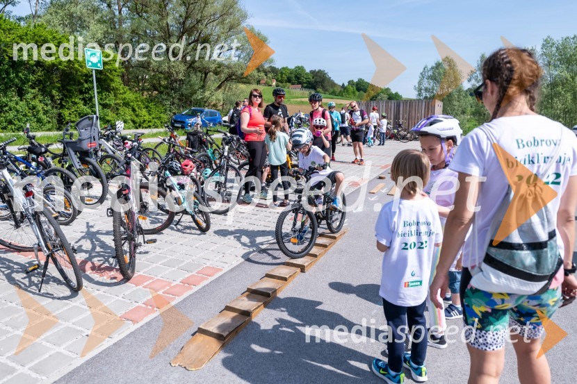 Kolesarski spretnosti poligon pri Bobrovem centru1. Bobrovo bicikliranje