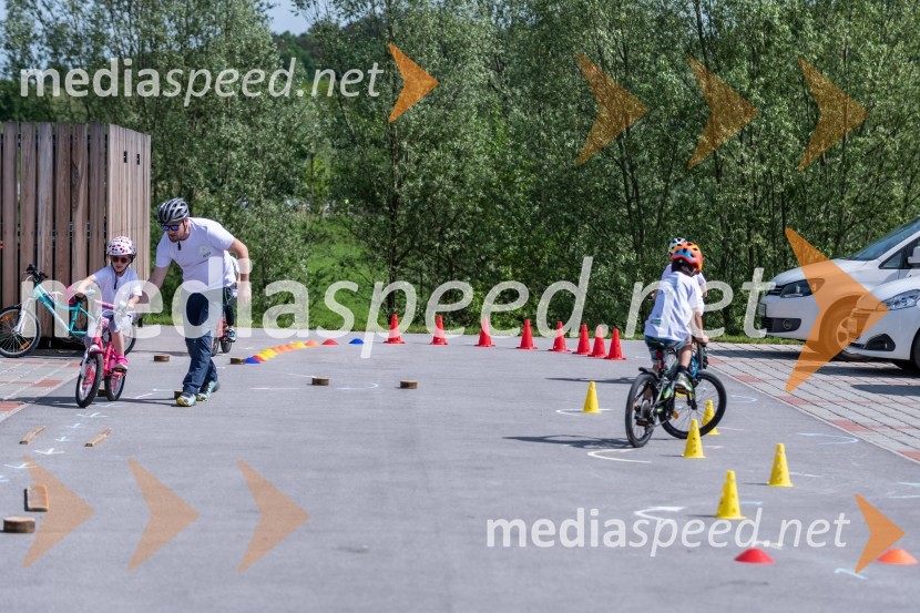 Kolesarski spretnostni poligon pri Bobrovem centru1. Bobrovo bicikliranje