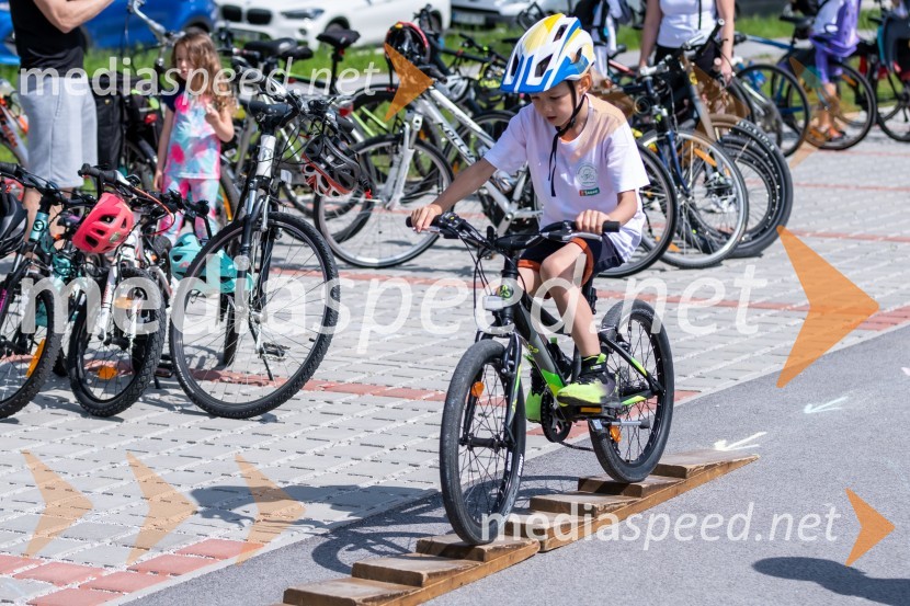 Kolesarski spretnostni poligon pri Bobrovem centru1. Bobrovo bicikliranje