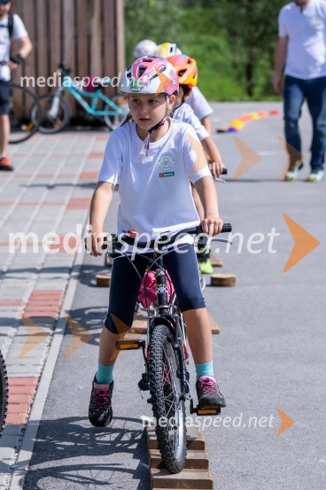 Kolesarski spretnostni poligon pri Bobrovem centru1. Bobrovo bicikliranje