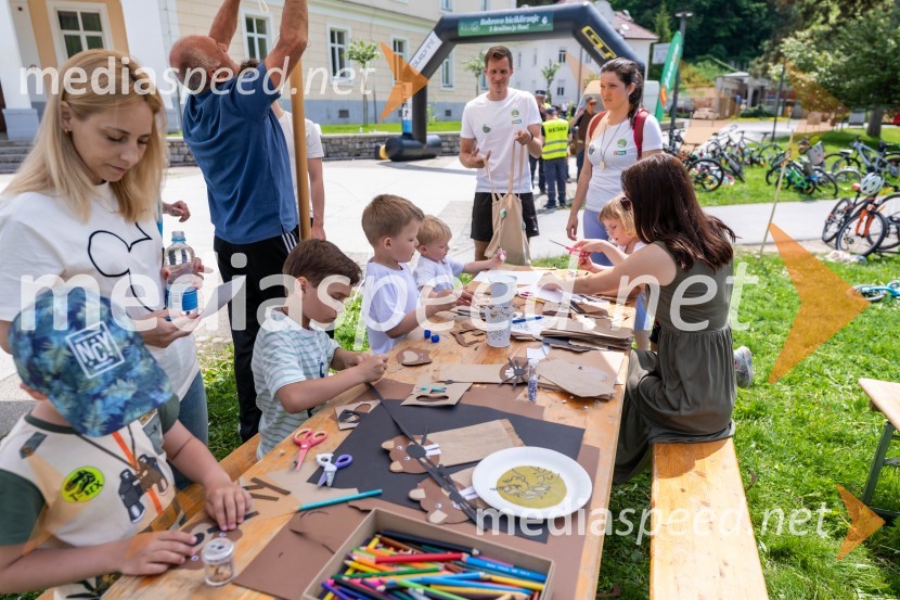 Shining Wonderland - animacija otrok1. Bobrovo bicikliranje