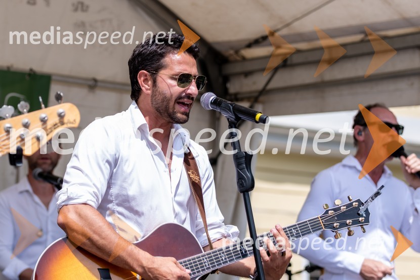  Jernej Tozon, pevec, skupina Čuki1. Bobrovo bicikliranje