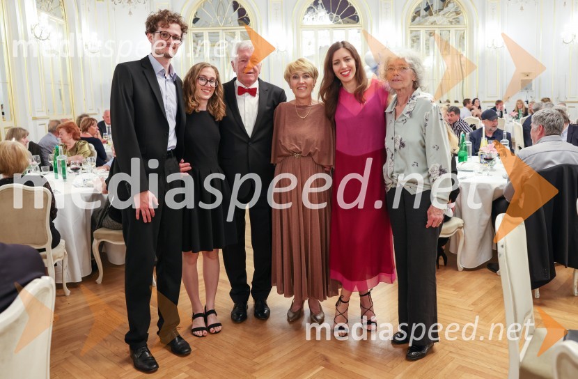  Sašo Kralj, aktivist;  Lana Vogrinec;  Tone Vogrinec, športni in smučarski funkcionar;  Alenka Vogrinec;  Nike Vogrinec;  ... Tone Vogrinec, zabava za 80. rojstni dan
