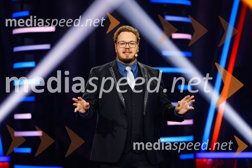  Sašo Stare, stand up komik, voditeljZnan obraz ima svoj glas, 9. oddaja