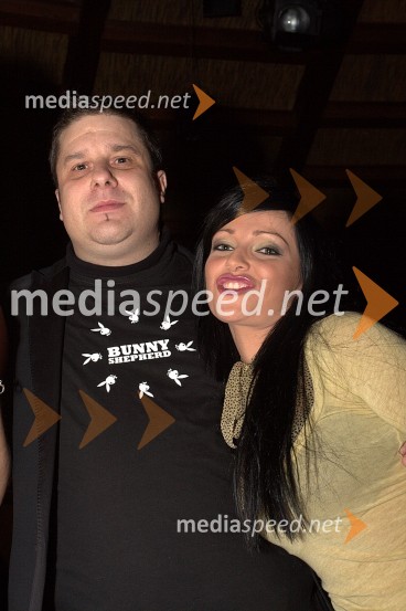 Filip Kocijančič, novinar in Anna Milinkovič, Miss bikini 2007 in Playboyeva zajčicaZabava s Playboyevimi zajčicami