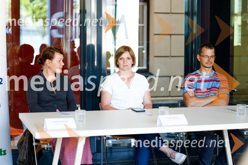  Andreja Kopitar, poslovna sekretarka KZS;  Tanja Verboter, višja kustosinja in direktorica Muzeja Velenje;  Blaž Verbič, kustos, Slovenski etnografski muzej in Društvo enota reševalnih psov SlovenijePsom prijazen in dostopen muzej, novinarska konferenca