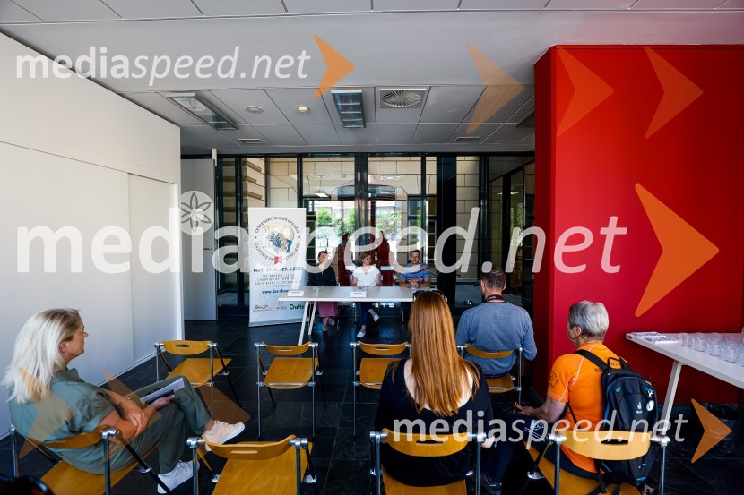 Psom prijazen in dostopen muzej, novinarska konferenca