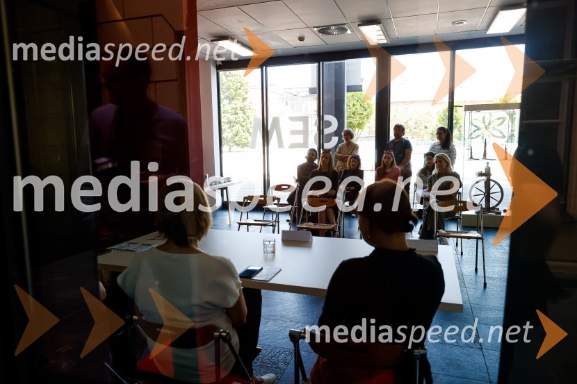 Psom prijazen in dostopen muzej, novinarska konferenca