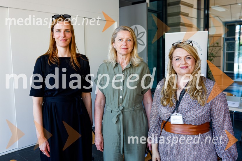  ... ;  ... ; mag. Maja Kostric Grubišić, vodja oddelka za javne programe in službe za komuniciranje, višja kustosinja, Slovenski etnografski muzejPsom prijazen in dostopen muzej, novinarska konferenca