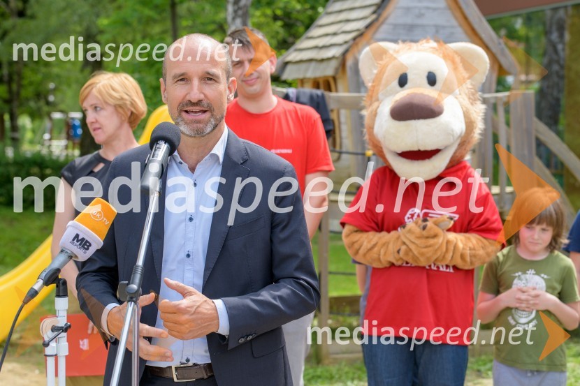  Mitja  Feri, član uprave zavarovalnice Generali3D zebra za večjo varnost zdaj tudi v Mariboru pri Osnovni šoli Kamnica