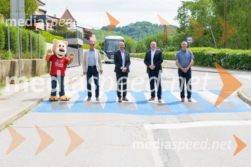 dr. Samo Peter Medved,  podžupan, Mestna občina Maribor ;  Mitja  Feri, član uprave zavarovalnice Generali;  Robert Štaba, predsednik Zavoda Varna pot;  Tomaž Čeplak,  ravnatelj OŠ Kamnica3D zebra za večjo varnost zdaj tudi v Mariboru pri Osnovni šoli Kamnica