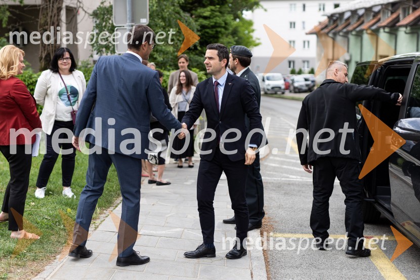  Matjaž Rakovec, župan Mestne občine Kranj;  Matej Tonin, podpredsednik vlade in minister za obramboOdprtje razstave natečajnih rešitev za park Slovenske himne