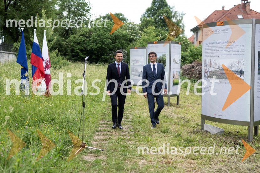  Matej Tonin, podpredsednik vlade in minister za obrambo;  Matjaž Rakovec, župan Mestne občine KranjOdprtje razstave natečajnih rešitev za park Slovenske himne