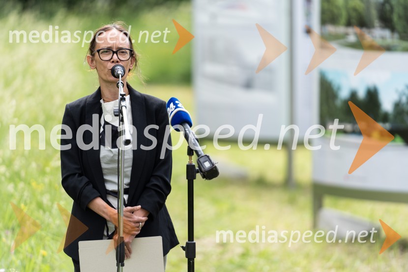 dr. Andreja Zapušek Černe, predsednica ocenjevalne komisije pri ZAPSOdprtje razstave natečajnih rešitev za park Slovenske himne