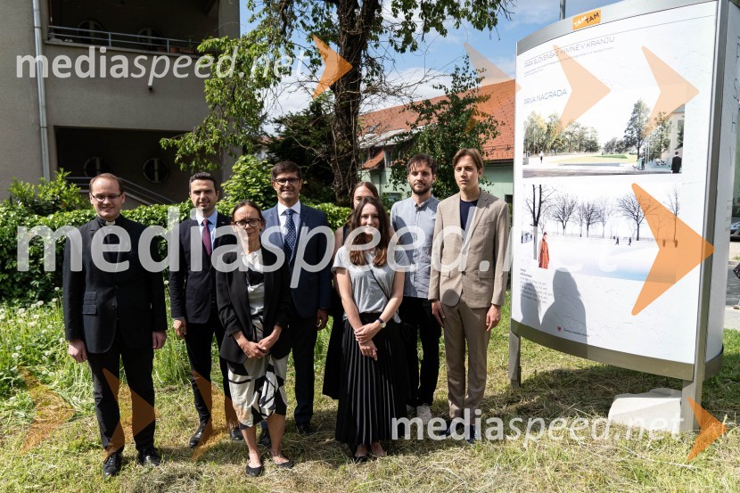  doc. dr. Andrej  Naglič, župnik v Kranju;  Matej Tonin, podpredsednik vlade in minister za obrambo; dr. Andreja Zapušek Černe, predsednica ocenjevalne komisije pri ZAPS;  Matjaž Rakovec, župan Mestne občine Kranj;  ... ;  ... ;  Andraž Keršič, arhitketOdprtje razstave natečajnih rešitev za park Slovenske himne