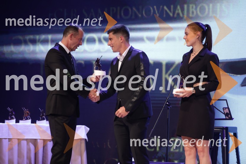  Enzo Smrekar, predsednik uprave Droge Kolinske in glavni direktor strateškega poslovnega področja v Atlantic Grupi, predsednik SZS;  Žan Kranjec, smučar;  Andreja  Slokar, smučarkaVečer šampionov Smučarske zveze Slovenije 2022