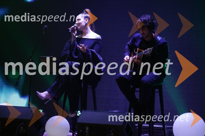  Maja Keuc, pevka, Amaya;  ... Večer šampionov Smučarske zveze Slovenije 2022