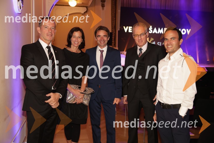  Enzo Smrekar, predsednik uprave Droge Kolinske in glavni direktor strateškega poslovnega področja v Atlantic Grupi, predsednik SZS;  Polona Petek; dr. Franci Petek, nekdanji smučarski skakalec in direktor SZS;  Igor Evgen Bergant, novinar in TV voditelj;  Jernej Damjan, strokovni vodja slovenske olimpijske reprezentance Večer šampionov Smučarske zveze Slovenije 2022