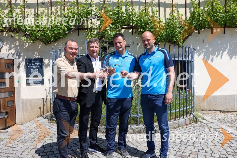  Bogdan Šuput, direktor, Vita Šport - Jako Slovenija;  Danilo Steyer,   vinar, Steyer Vina; vinski vitez, predsednik Vinske reprezentance Slovenije;  Robi Fišer, nogometaš Slovenske vinske reprezentance;  Matej  Vračko, Vinogradništvo Vračko, nogometaš slovenske vinske reprezentanceNovinarska konferenca Vinske reprezentance Slovenije pred odhodom na evropsko prvenstvo