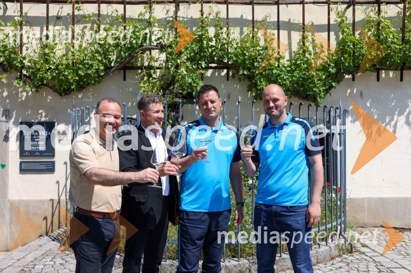  Bogdan Šuput, direktor, Vita Šport - Jako Slovenija;  Danilo Steyer,   vinar, Steyer Vina; vinski vitez, predsednik Vinske reprezentance Slovenije;  Robi Fišer, nogometaš Slovenske vinske reprezentance;  Matej  Vračko, Vinogradništvo Vračko, nogometaš slovenske vinske reprezentanceNovinarska konferenca Vinske reprezentance Slovenije pred odhodom na evropsko prvenstvo