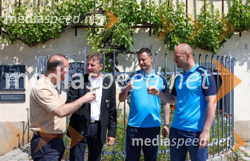  Bogdan Šuput, direktor, Vita Šport - Jako Slovenija;  Danilo Steyer,   vinar, Steyer Vina; vinski vitez, predsednik Vinske reprezentance Slovenije;  Robi Fišer, nogometaš Slovenske vinske reprezentance;  Matej  Vračko, Vinogradništvo Vračko, nogometaš slovenske vinske reprezentanceNovinarska konferenca Vinske reprezentance Slovenije pred odhodom na evropsko prvenstvo