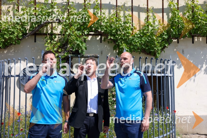  Robi Fišer, nogometaš Slovenske vinske reprezentance;  Danilo Steyer,   vinar, Steyer Vina; vinski vitez, predsednik Vinske reprezentance Slovenije;  Matej  Vračko, Vinogradništvo Vračko, nogometaš slovenske vinske reprezentanceNovinarska konferenca Vinske reprezentance Slovenije pred odhodom na evropsko prvenstvo