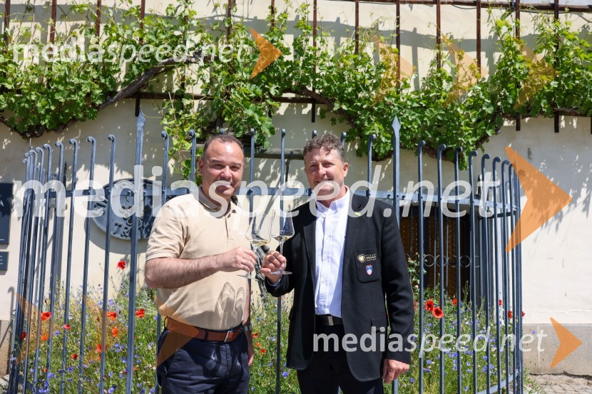  Bogdan Šuput, direktor, Vita Šport - Jako Slovenija;  Danilo Steyer,   vinar, Steyer Vina; vinski vitez, predsednik Vinske reprezentance SlovenijeNovinarska konferenca Vinske reprezentance Slovenije pred odhodom na evropsko prvenstvo